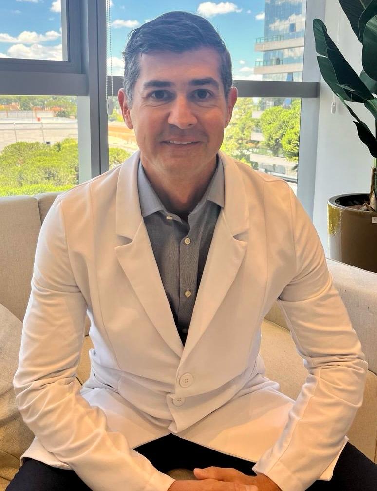 Dr. Fernando Mariano em seu consultório